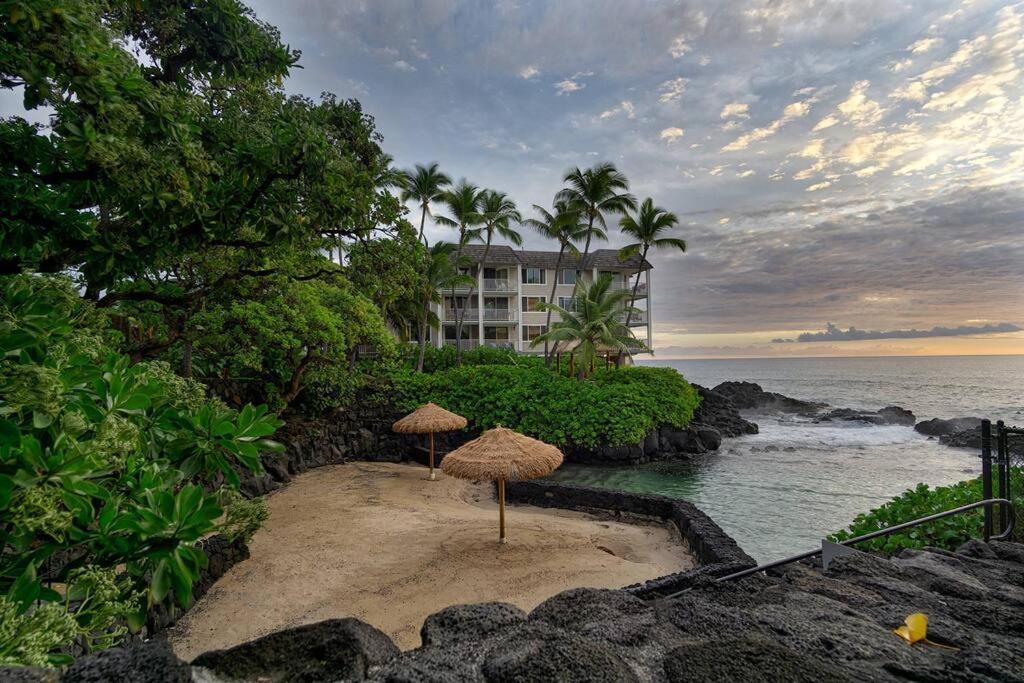 Beautifully Renovated Oceanfront Condo W/ Breathe Taking Views! - Hale Kona Kai 302 Kailua-Kona Exterior photo