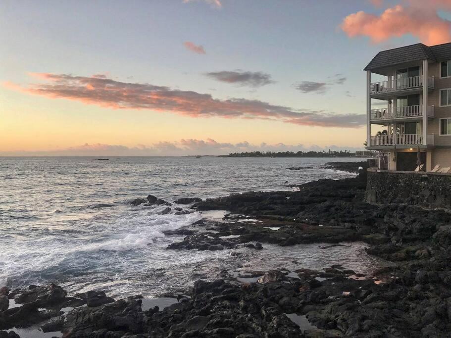 Beautifully Renovated Oceanfront Condo W/ Breathe Taking Views! - Hale Kona Kai 302 Kailua-Kona Exterior photo