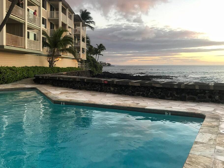 Beautifully Renovated Oceanfront Condo W/ Breathe Taking Views! - Hale Kona Kai 302 Kailua-Kona Exterior photo